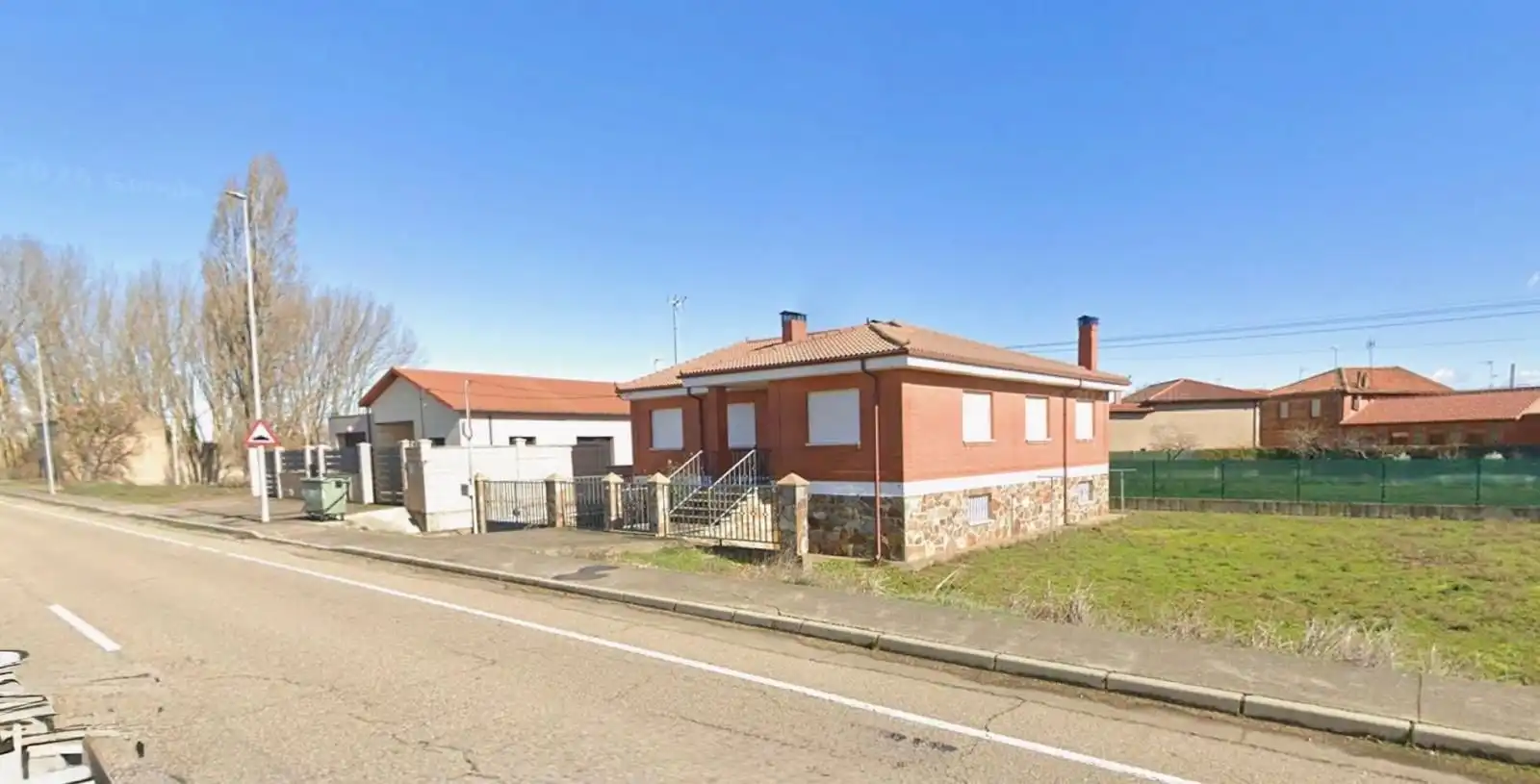 Vista exterior de Casa o xalet en venda en Villares de Órbigo amb Calefacció i Traster