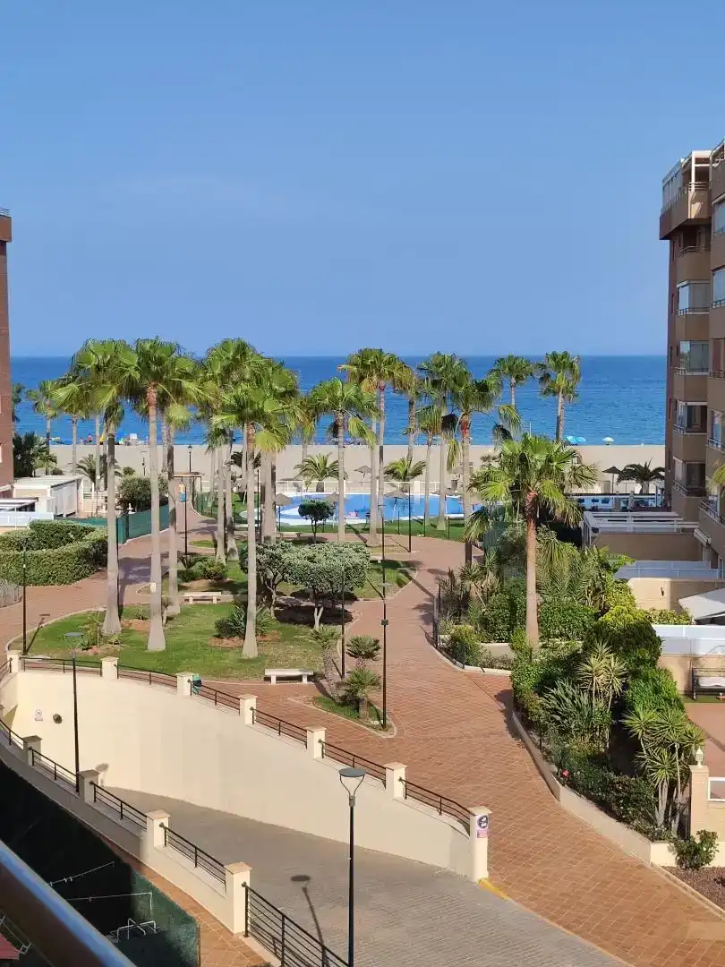Vista exterior de Pis en venda en Roquetas de Mar ciudad