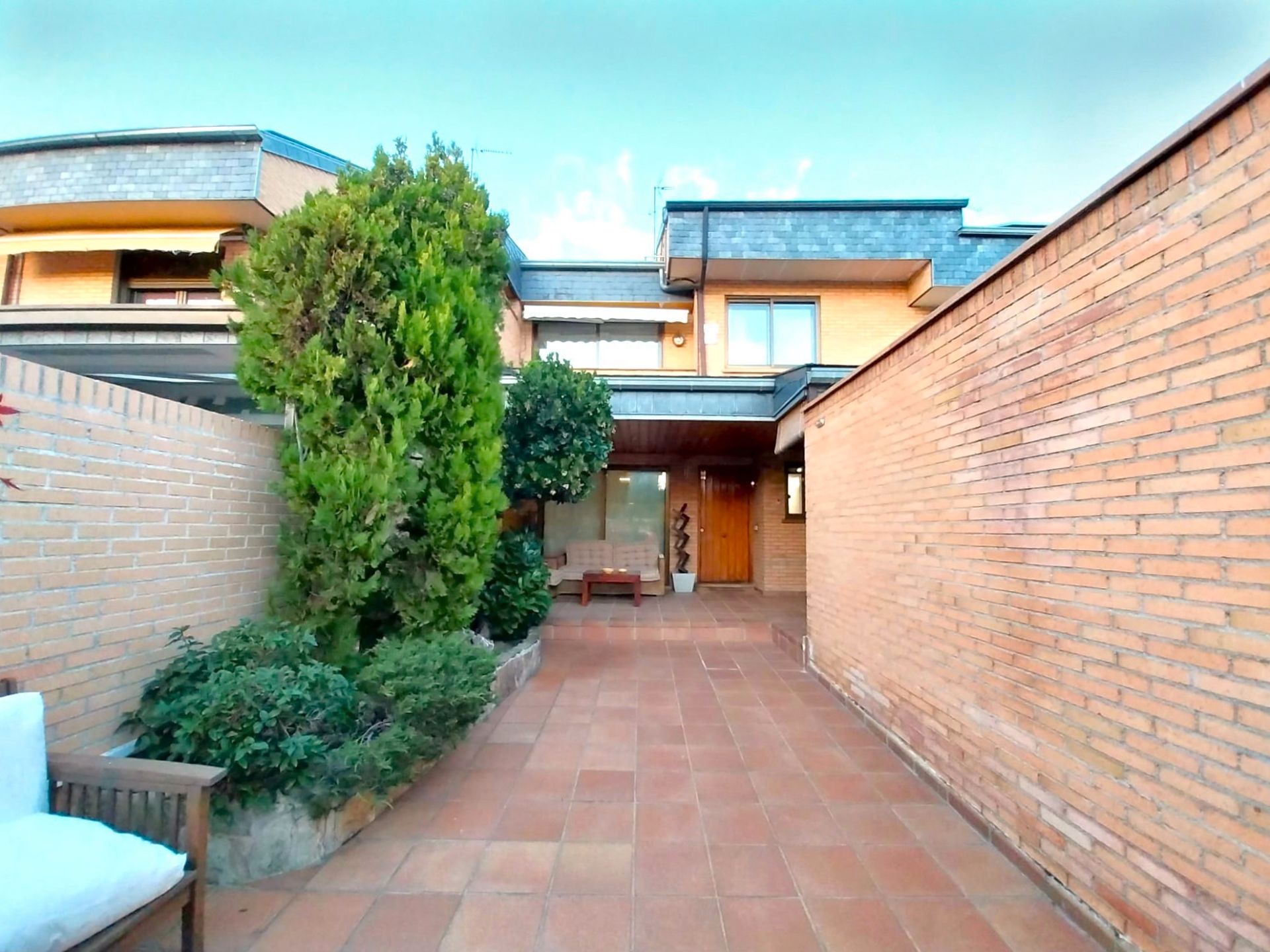 Exterior view of Single-family semi-detached for sale in  Madrid Capital  with Air Conditioner, Heating and Private garden