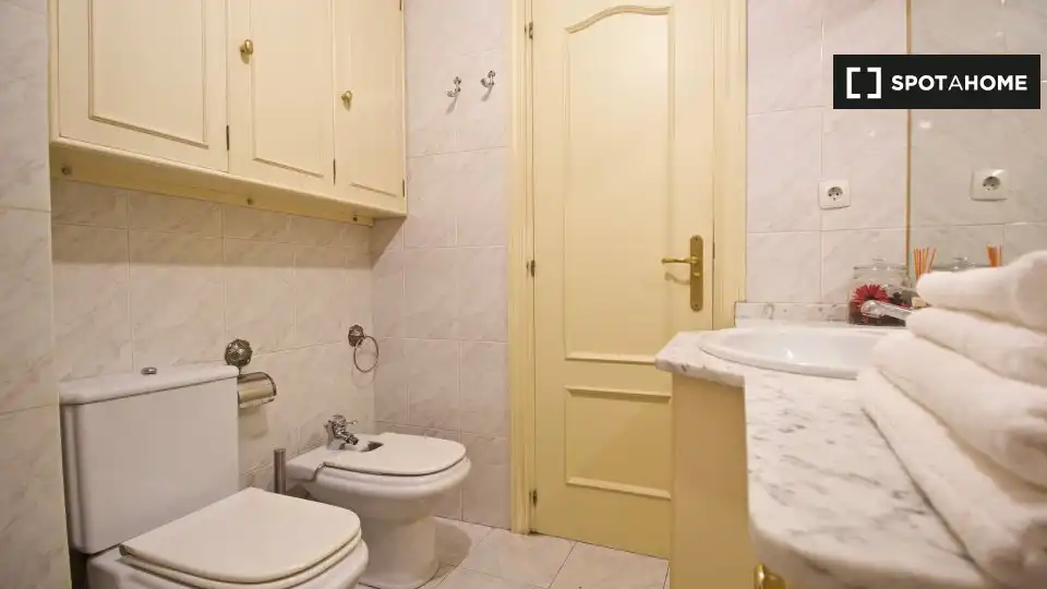 Baño de Piso de alquiler en Madrid con Aire acondicionado, Calefacción y Amueblado