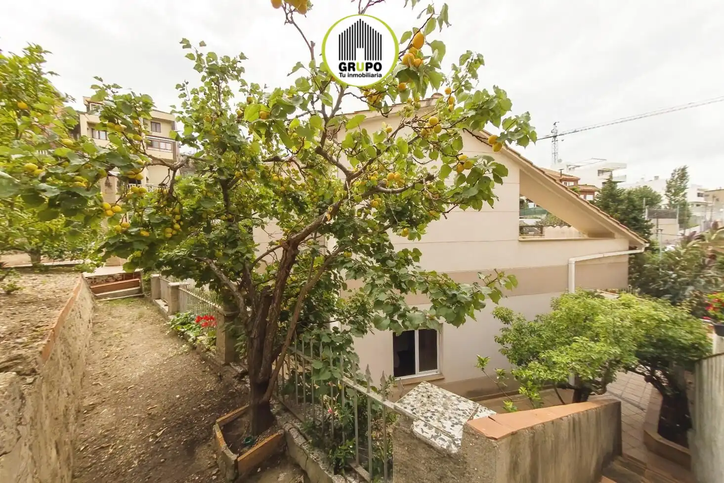 Vista exterior de Casa o xalet en venda en Esplugues de Llobregat amb Calefacció i Jardí privat