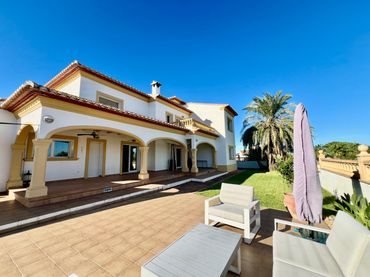 Detached house with pool for sale in Carrer de la Rosa