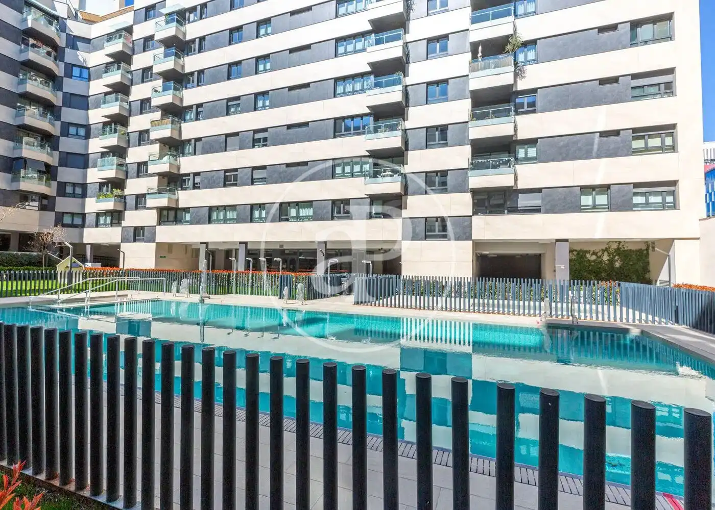 Swimming pool of Flat for sale in  Madrid Capital  with Air Conditioner, Heating and Private garden