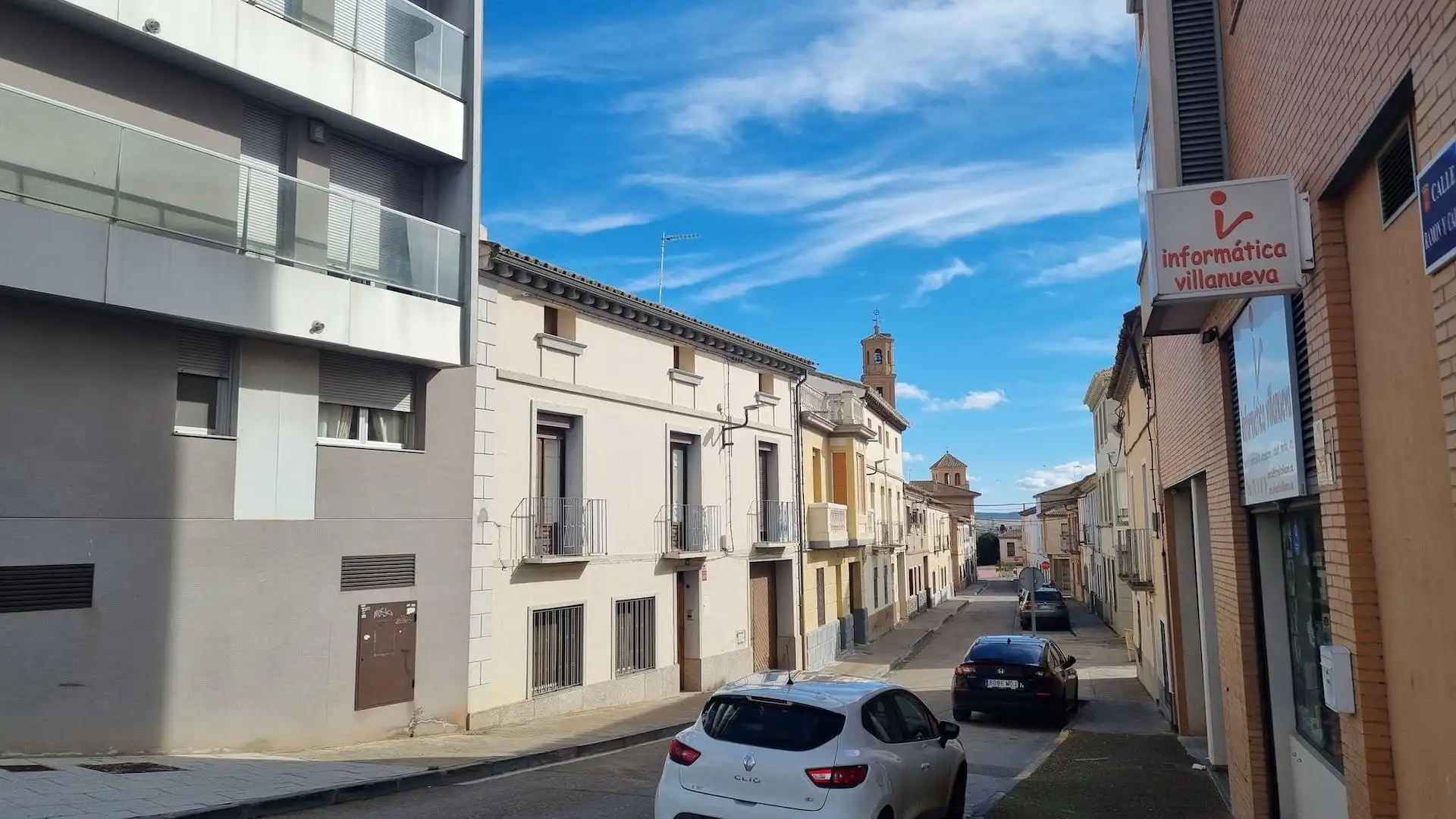 Außenansicht von Einfamilien-Reihenhaus zum Verkauf in Villanueva de Gállego mit Terrasse