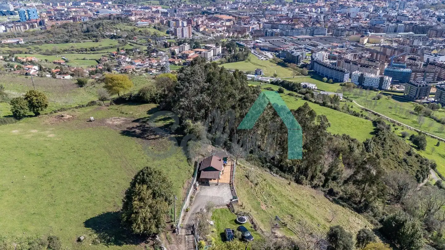 Casa o xalet en venda en Oviedo  amb Jardí privat, Terrassa i Traster