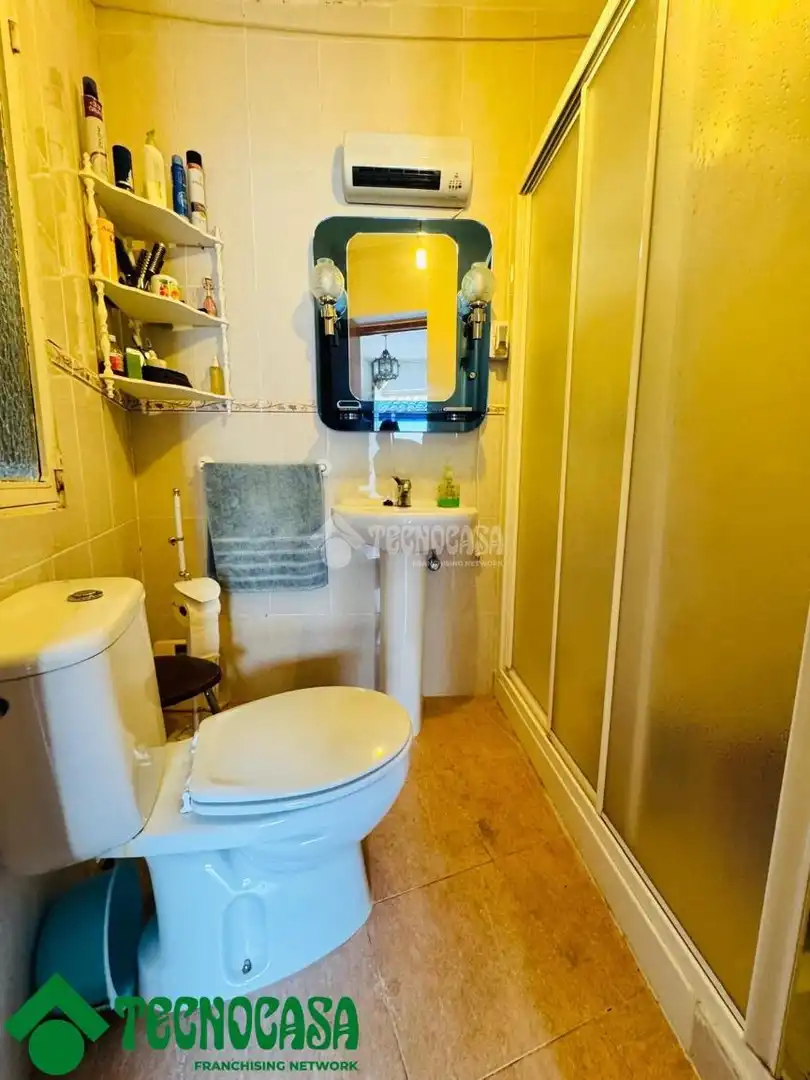 Baño de Casa adosada en venta en Los Navalmorales con Aire acondicionado y Terraza
