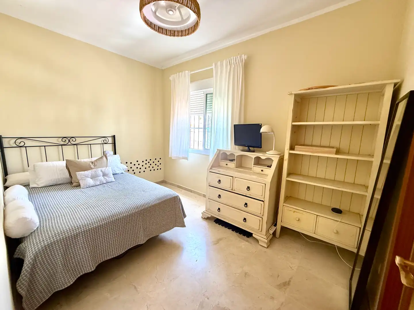 Dormitori de Casa adosada en venda en Espartinas amb Jardí privat, Terrassa i Piscina