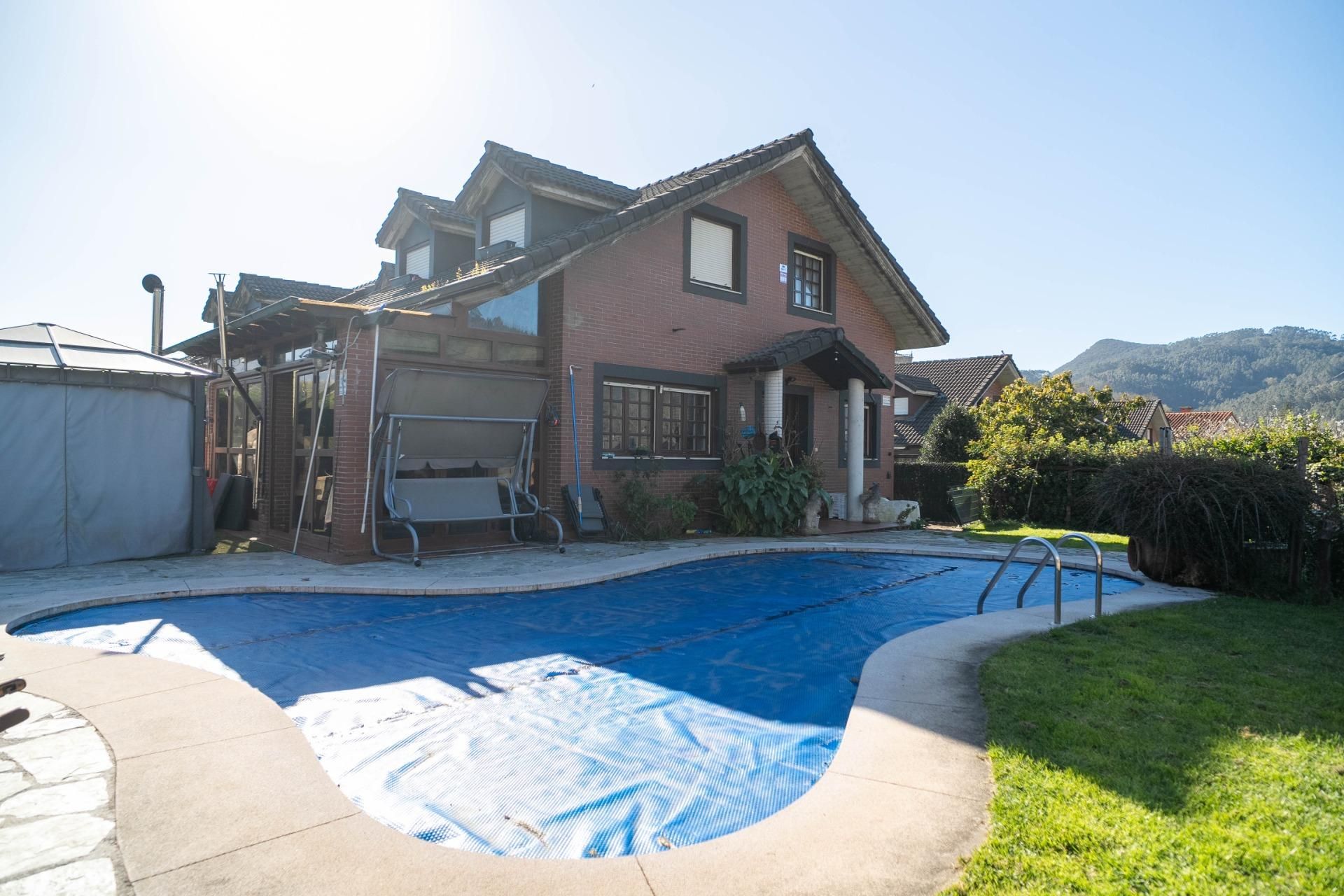 Piscina de Casa adosada en venda en Guriezo amb Calefacció, Jardí privat i Terrassa