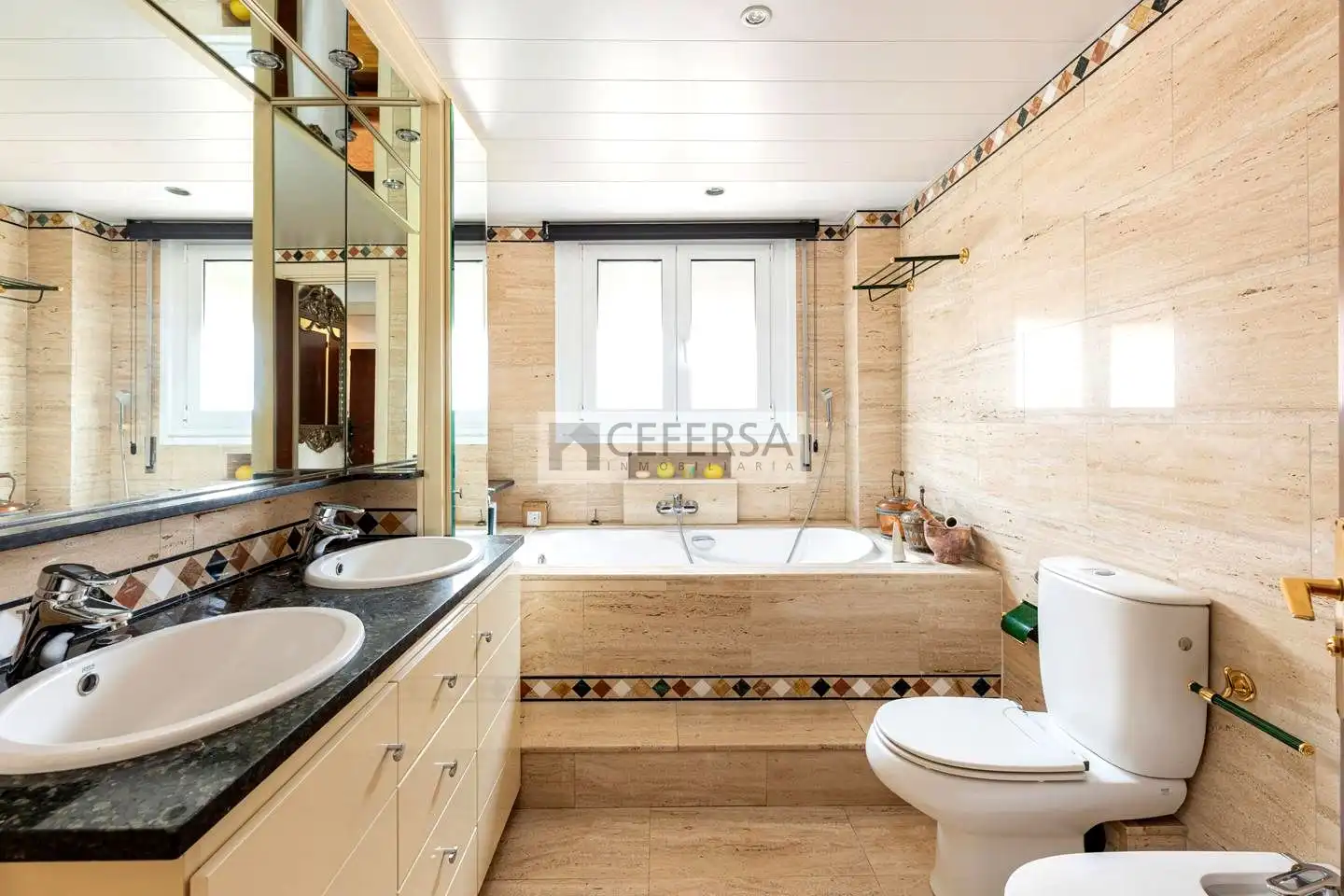 Badezimmer von Wohnung zum Verkauf in Barcelona mit Heizung, Parkett und Terrasse