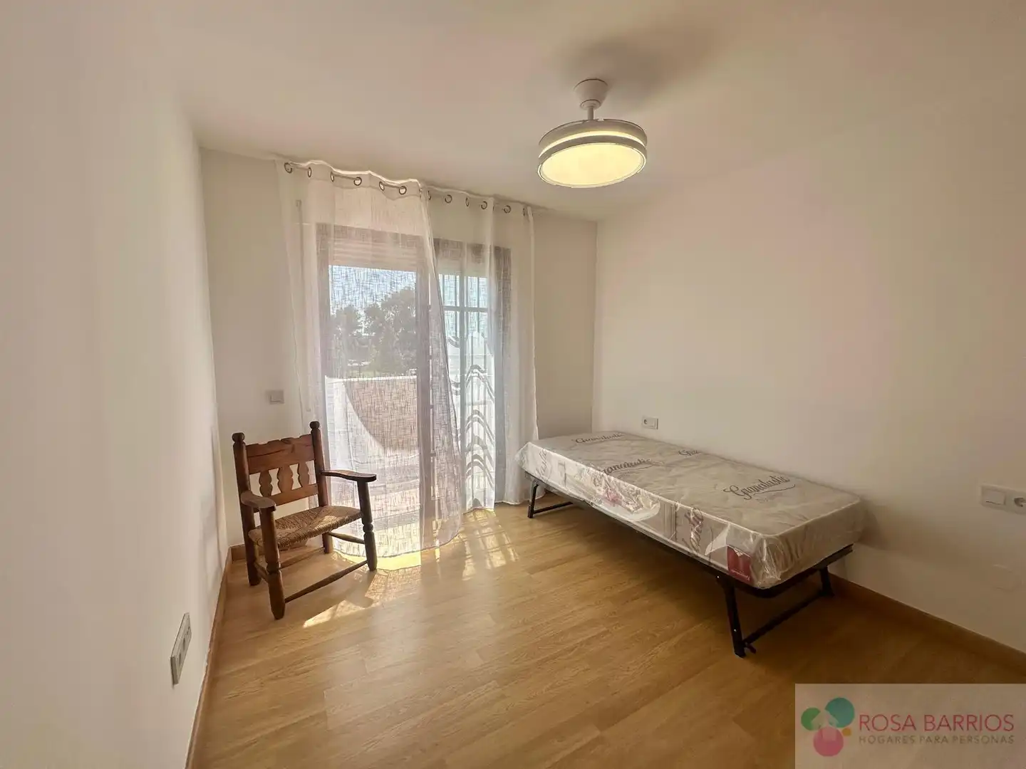 Habitación de Casa adosada de alquiler en Estepona con Terraza y Piscina comunitaria