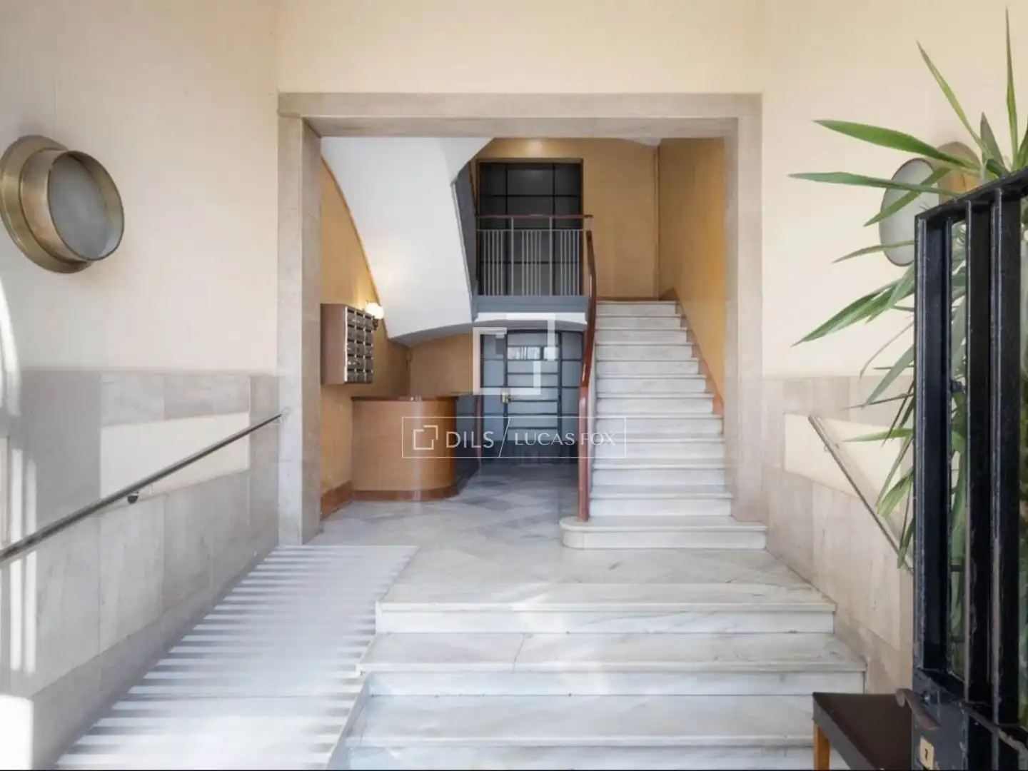 Wohnung zum Verkauf in Barcelona mit Klimaanlage, Privatgarten und Terrasse