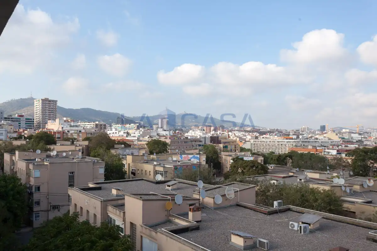 Vista exterior de Piso en venta en L'Hospitalet de Llobregat con Balcón