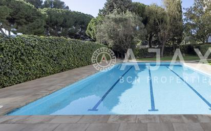 Swimming pool of Flat for sale in  Barcelona Capital  with Air Conditioner, Heating and Parquet flooring