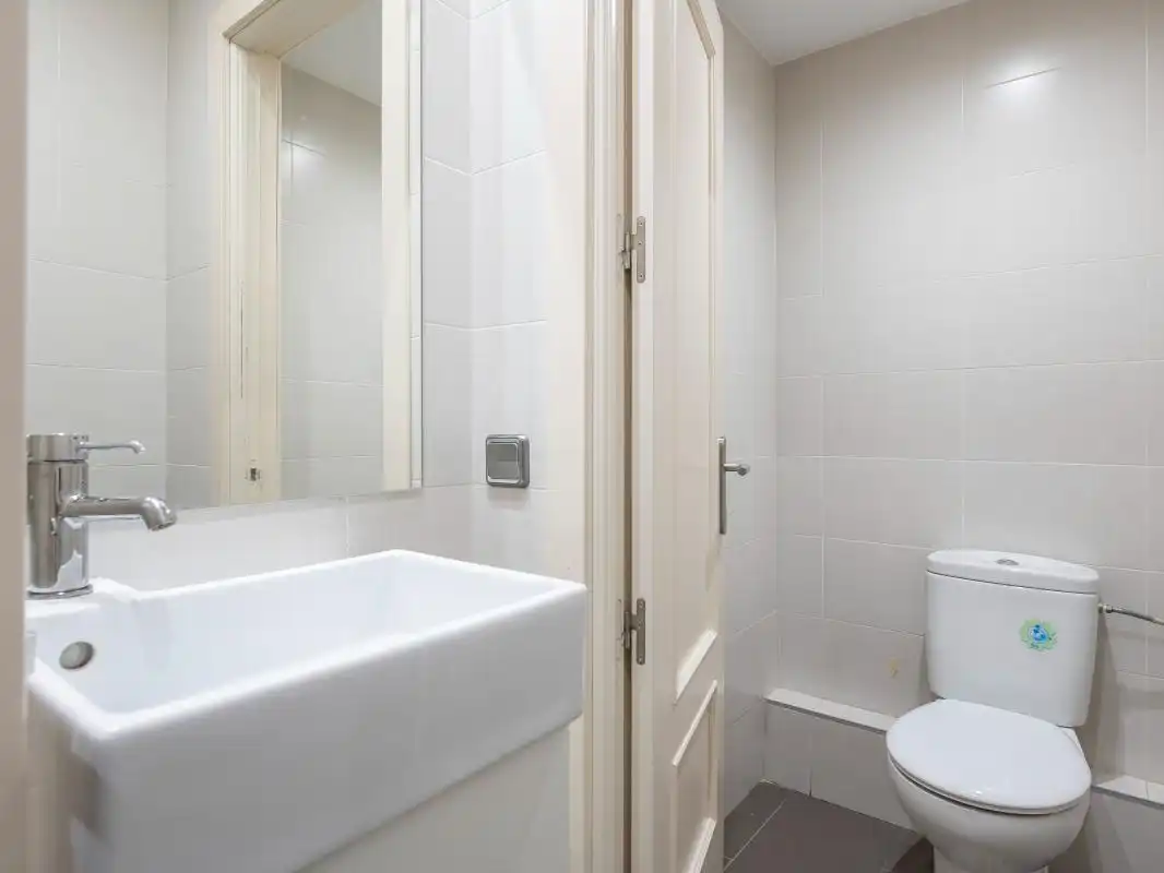 Bathroom of Commercial properties for rent in Pozuelo de Alarcón  with Air Conditioner and Heating