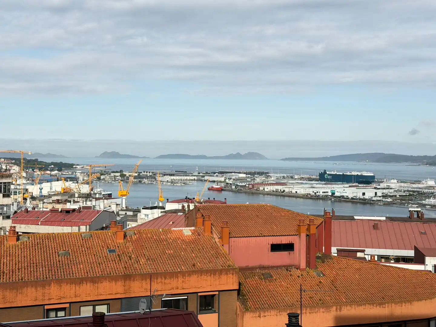 Vista exterior de Piso de alquiler en Vigo  con Calefacción, Parquet y Trastero