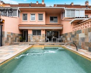 Piscina de Casa adosada en venda en Santa Perpètua de Mogoda amb Aire condicionat, Calefacció i Parquet