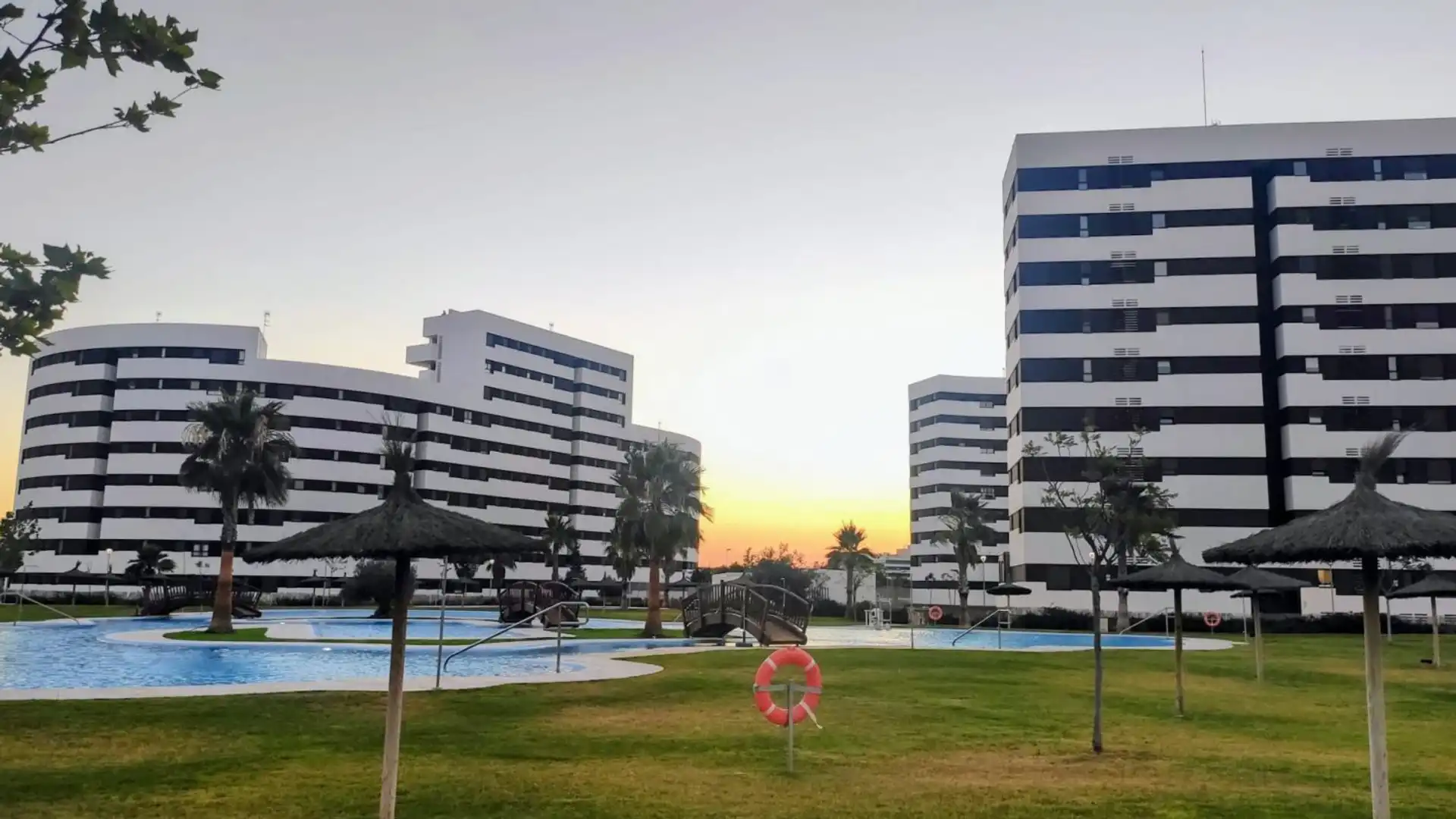 Exterior view of Flat for rent in  Sevilla Capital  with Air Conditioner, Furnished and Community pool