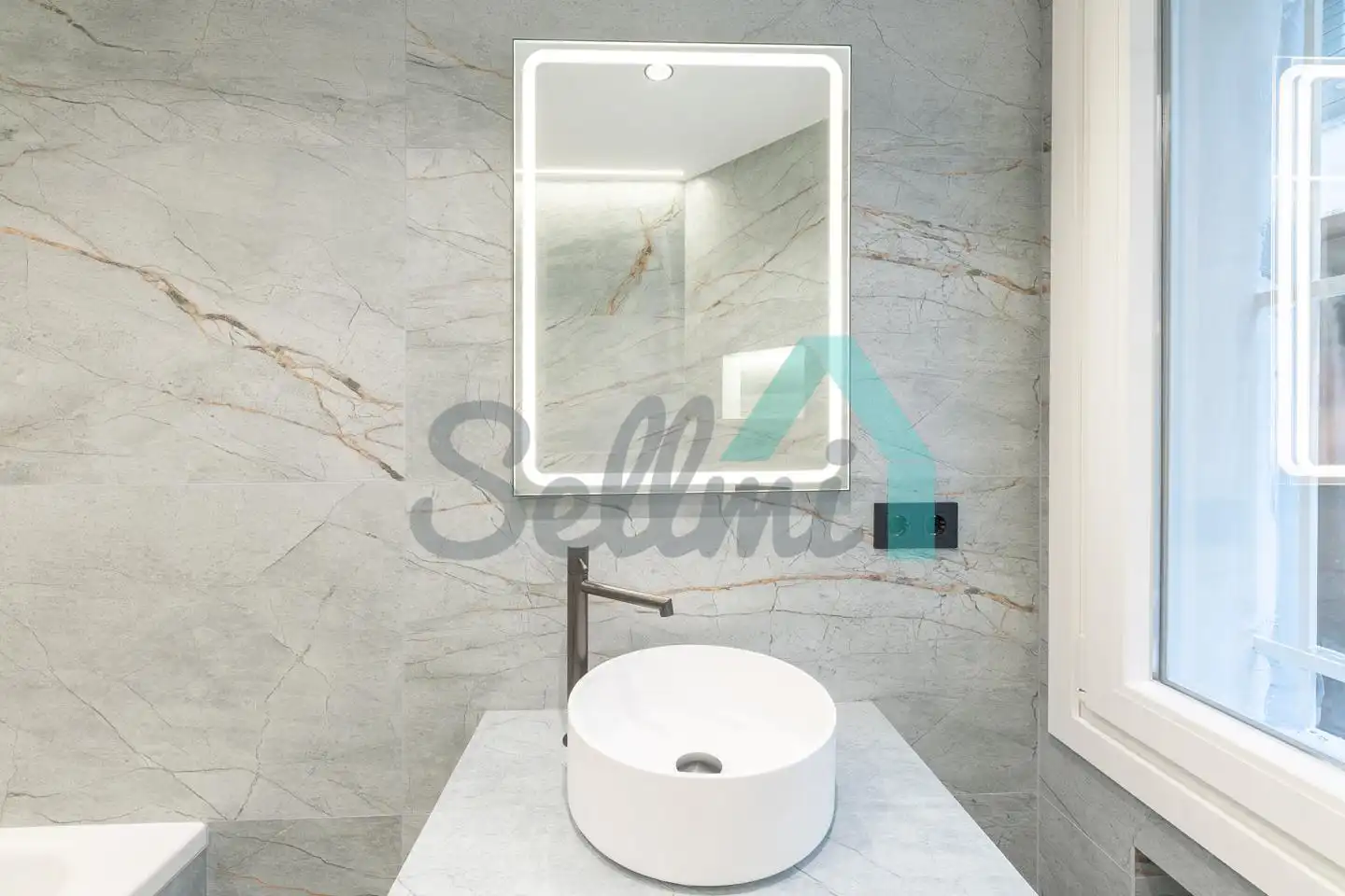 Baño de Piso en venta en Oviedo  con Calefacción, Trastero y Balcón