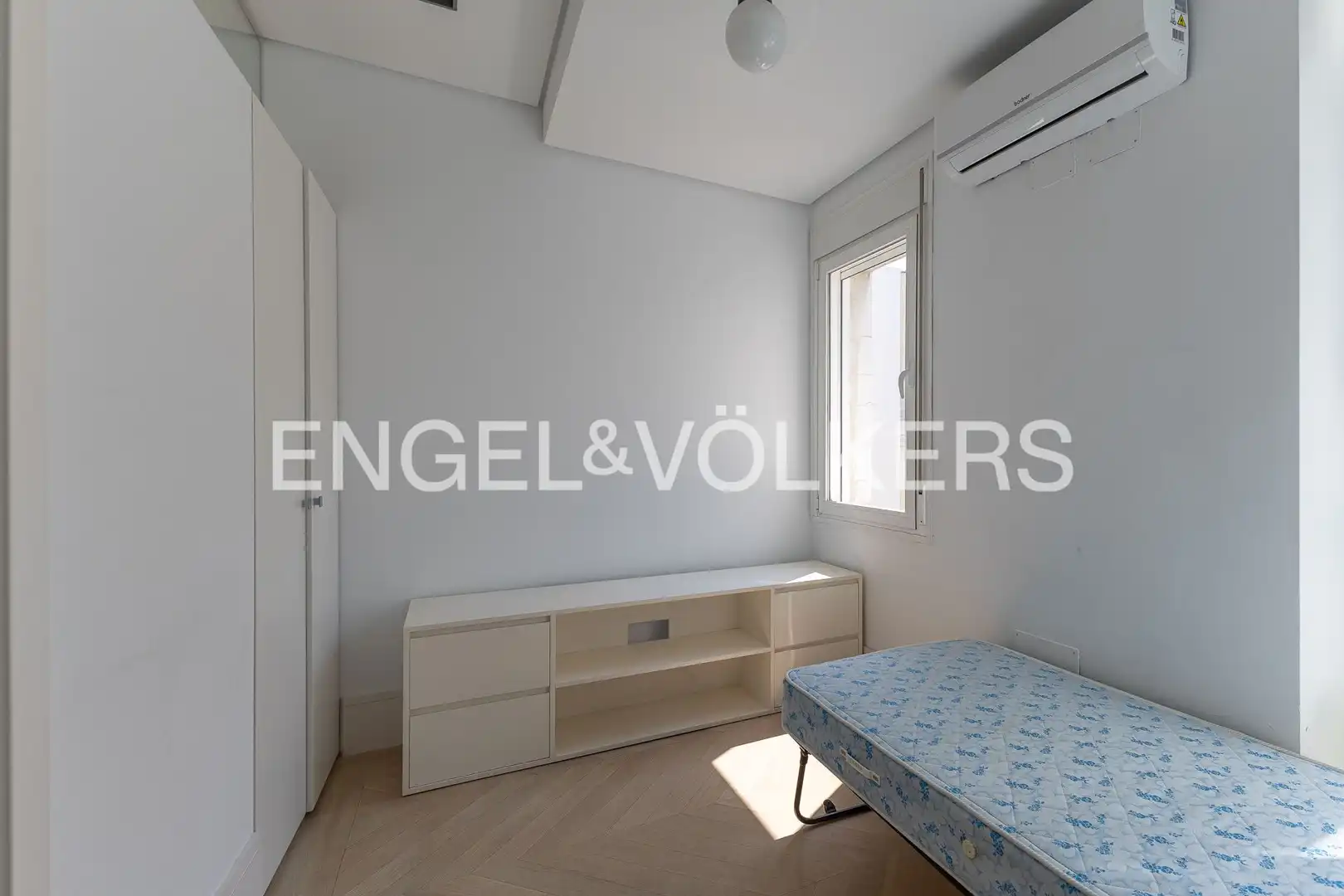 Schlafzimmer von Dachboden zur Miete in Madrid mit Klimaanlage, Heizung und Terrasse