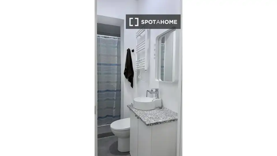 Bathroom of Flat for rent in Madrid  with Air Conditioner, Heating and Furnished