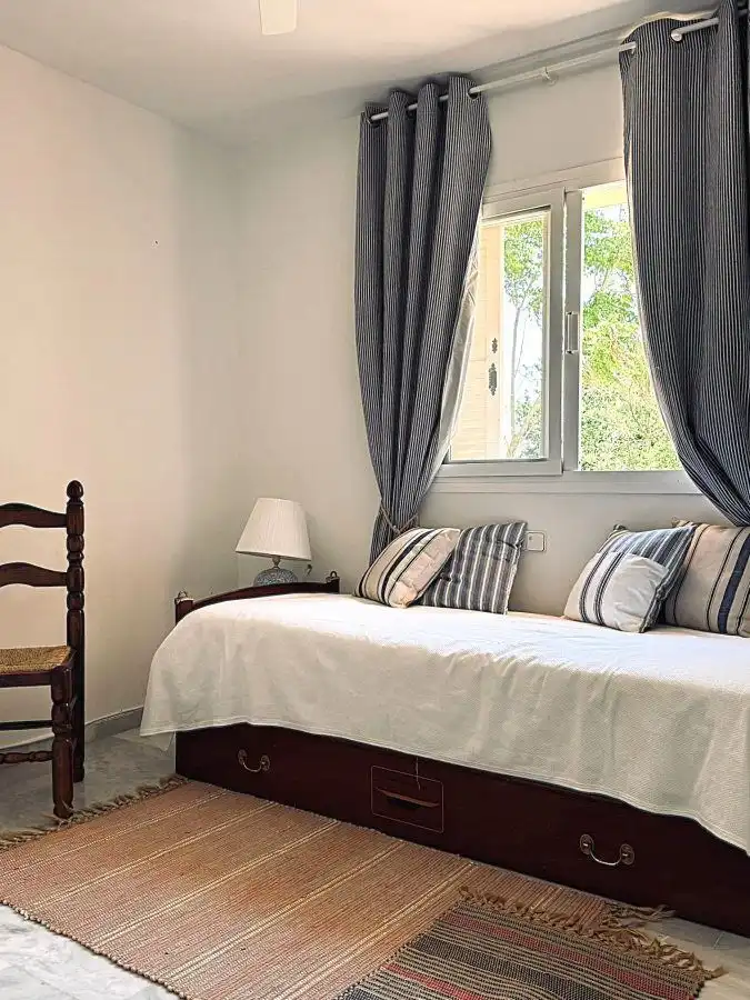 Dormitori de Apartament de lloguer en Sotogrande amb Aire condicionat, Calefacció i Terrassa