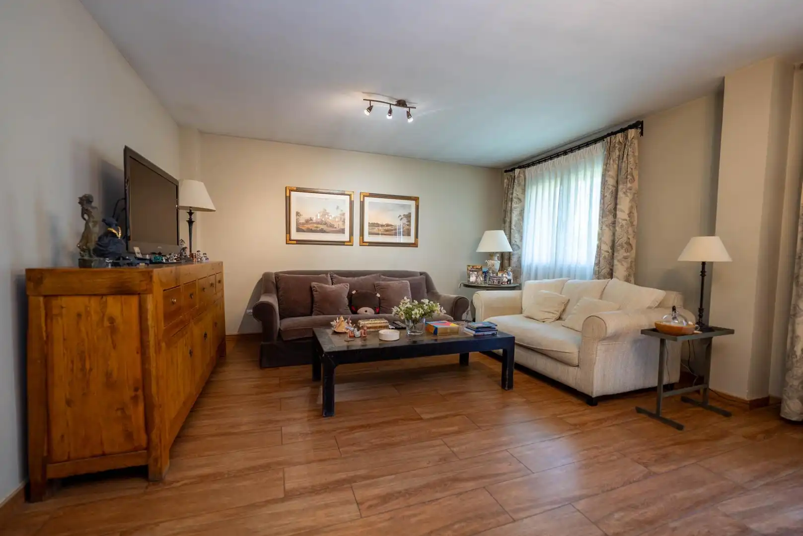 Sala de estar de Casa adosada en venta en Leganés con Aire acondicionado, Calefacción y Jardín privado