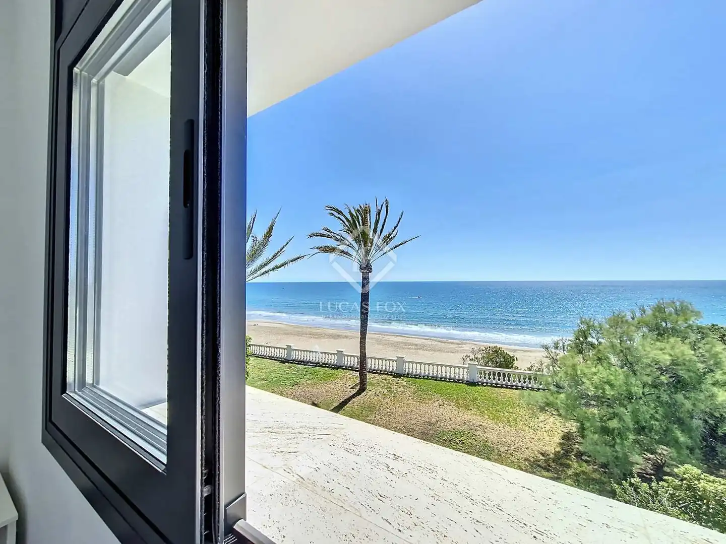 Vista exterior de Casa o xalet de lloguer en Vilanova i la Geltrú amb Aire condicionat, Jardí privat i Terrassa
