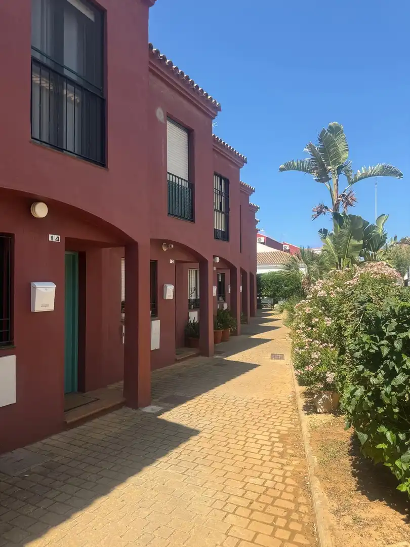 Vista exterior de Casa adosada en venda en Chiclana de la Frontera amb Aire condicionat, Calefacció i Jardí privat