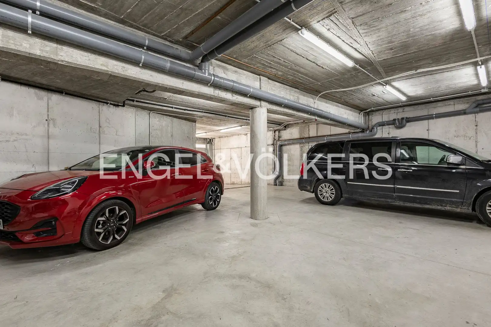 Parking de Casa o chalet de alquiler en Barcelona con Aire acondicionado, Calefacción y Jardín privado