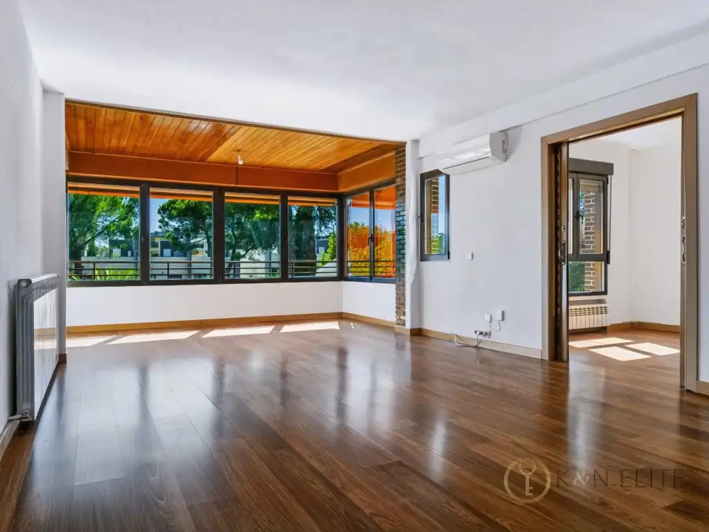 Sala d'estar de Pis de lloguer en Las Rozas de Madrid amb Piscina