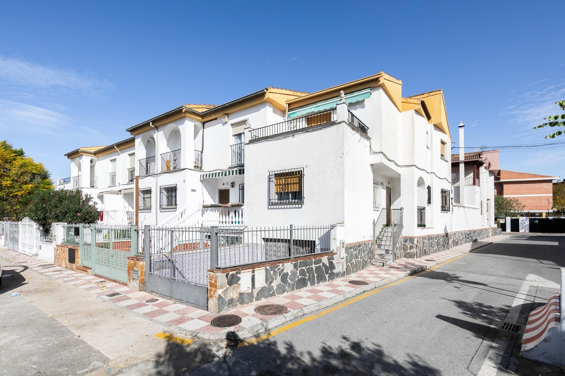Exterior view of Single-family semi-detached for sale in Pinos Puente  with Terrace and Balcony