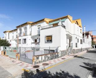 Vista exterior de Casa adosada en venda en Pinos Puente amb Terrassa i Balcó