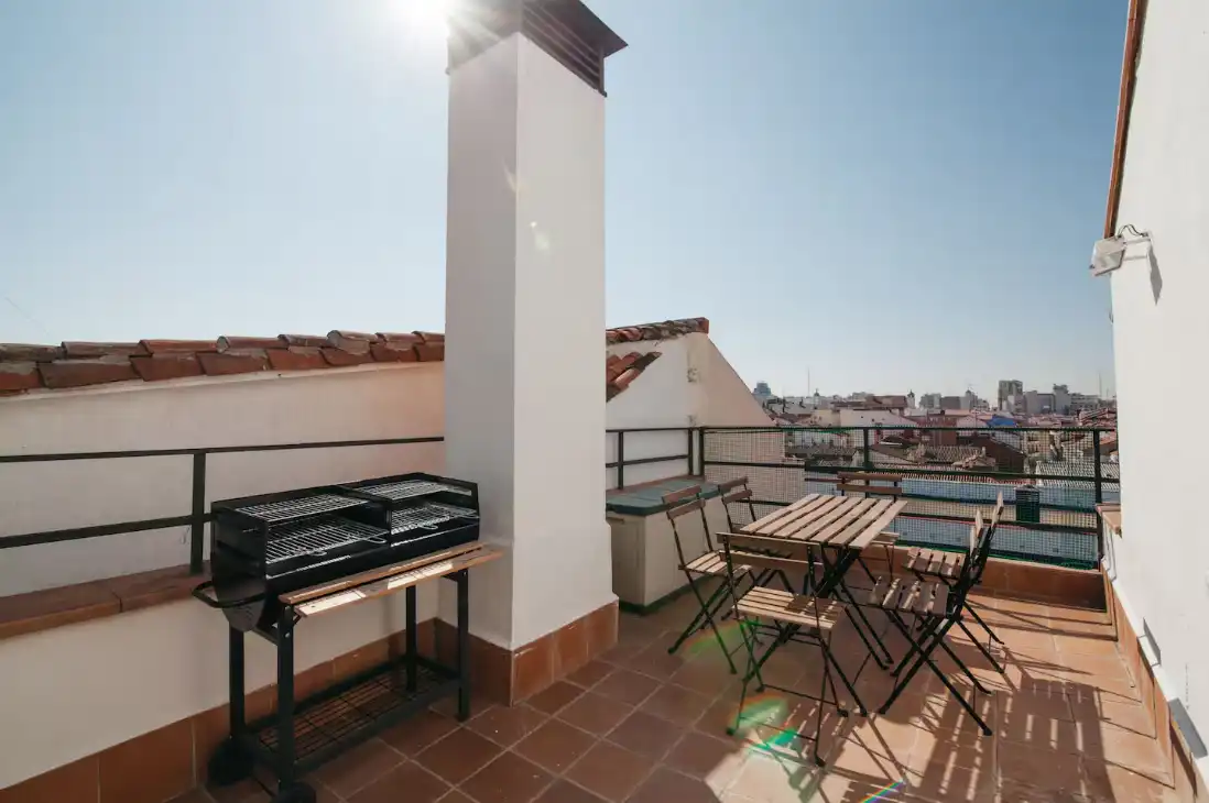 Penthouse mit Aufzug zur Miete in Calle de Daoiz