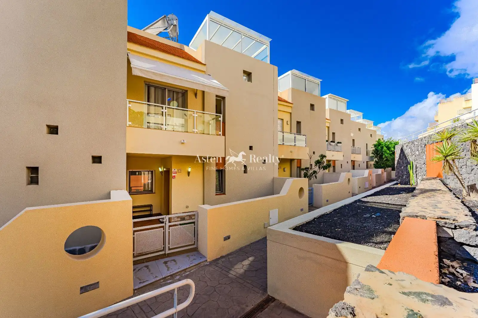 Außenansicht von Einfamilien-Reihenhaus zum Verkauf in Santiago del Teide mit Privatgarten, Terrasse und Abstellraum