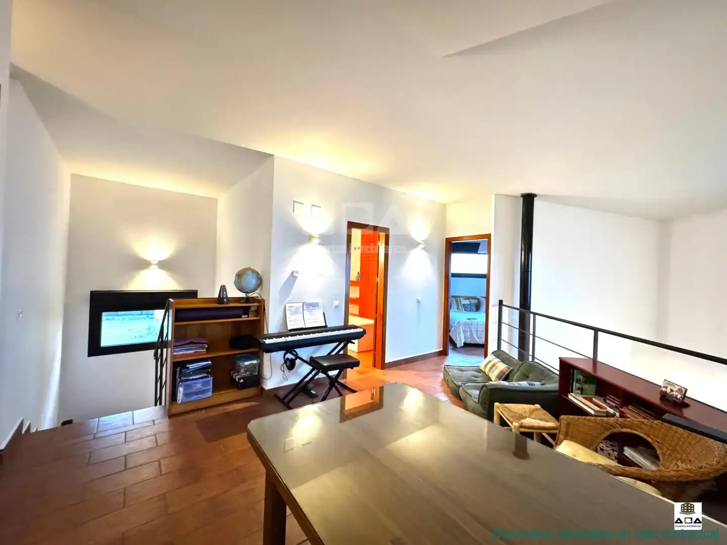 Sala d'estar de Casa o xalet en venda en Poyales del Hoyo amb Calefacció, Jardí privat i Terrassa