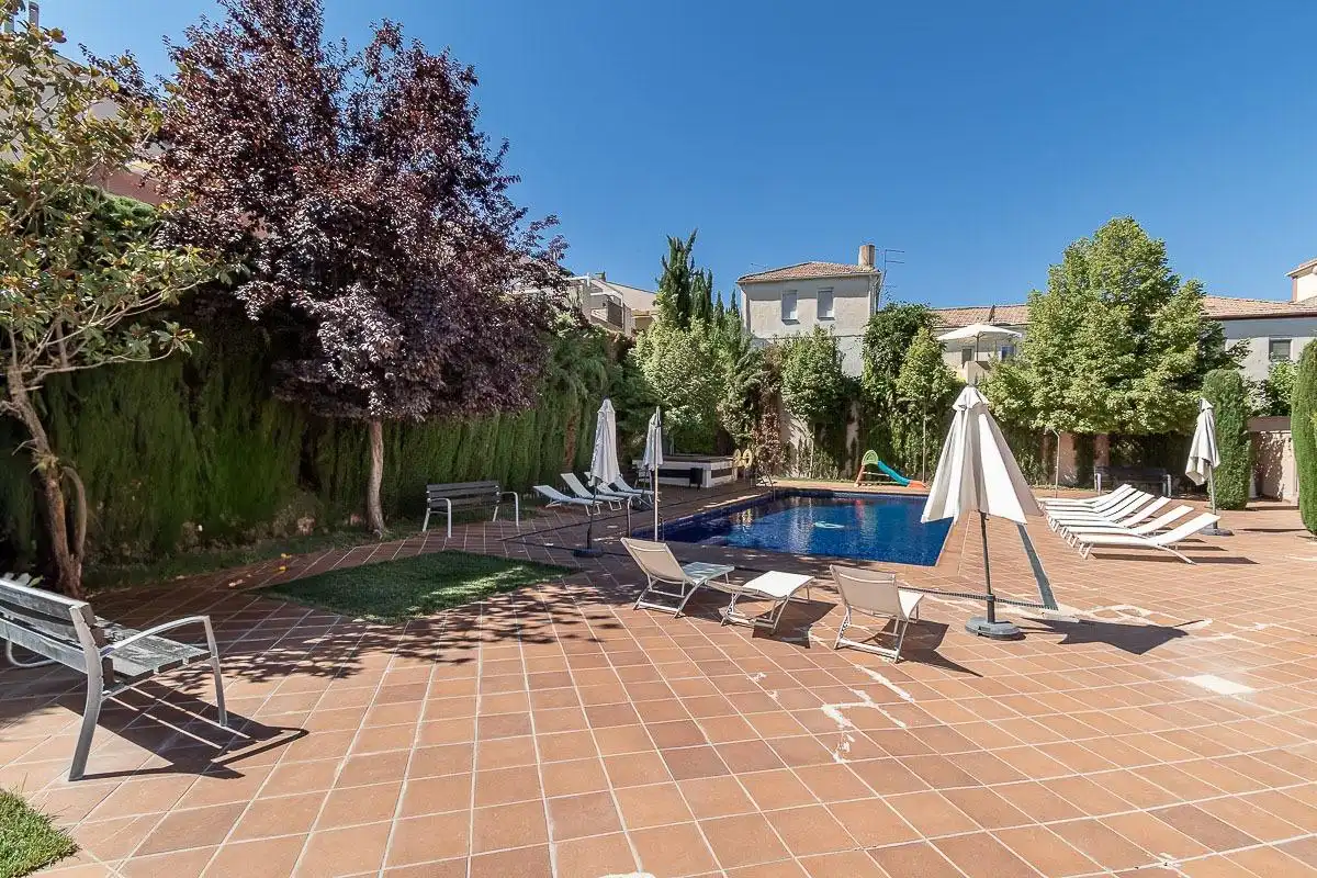 Piscina de Casa adosada en venda en Granada
