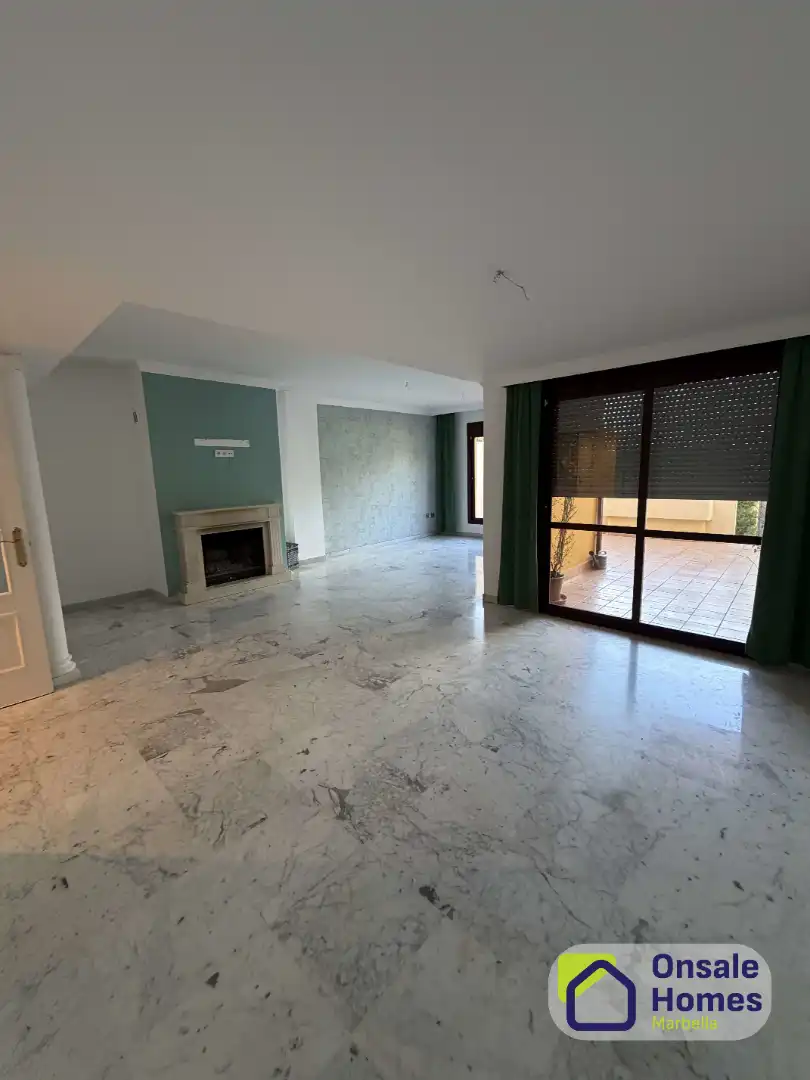 Sala de estar de Casa adosada en venta en Marbella con Aire acondicionado, Jardín privado y Terraza