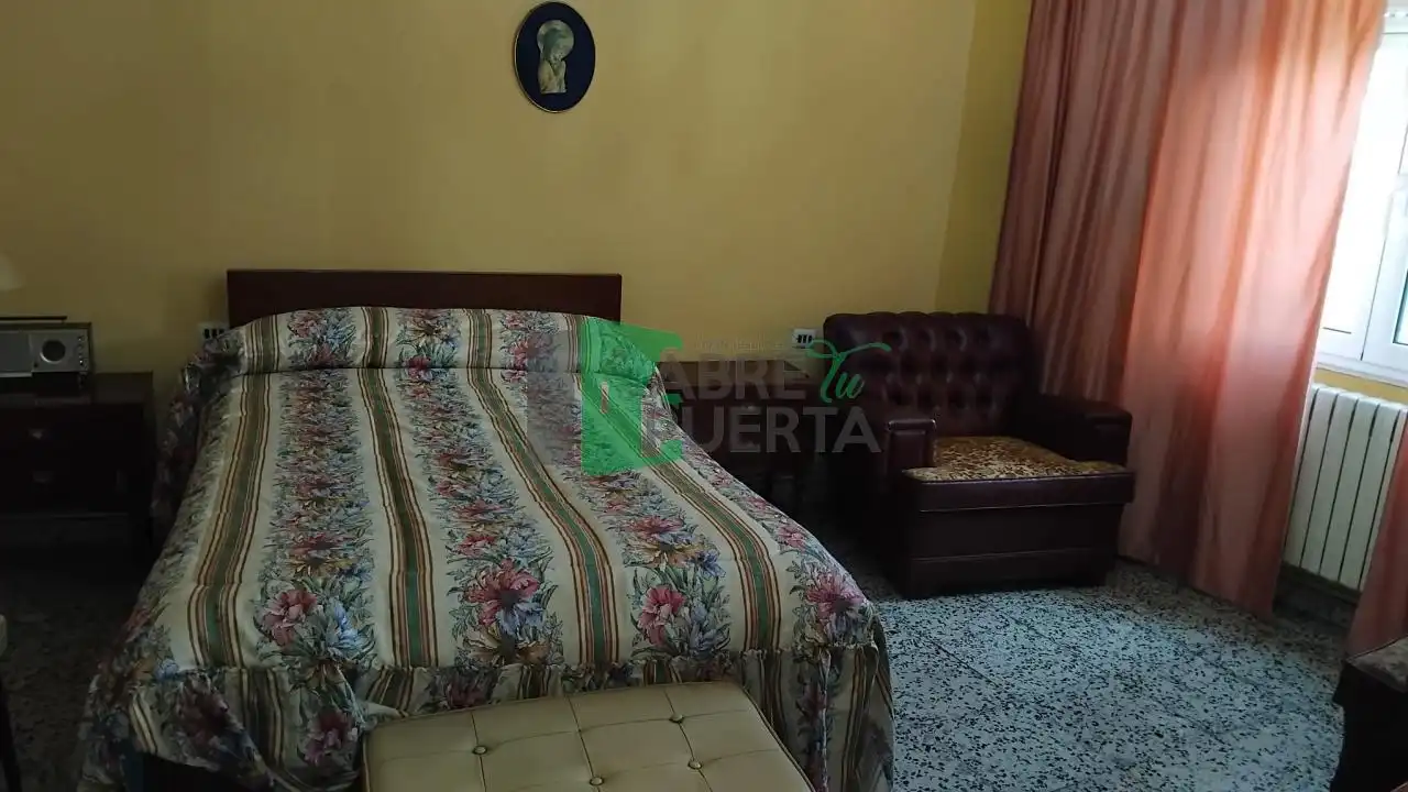 Habitación de Piso en venta en Ourense Capital  con Calefacción, Trastero y Amueblado