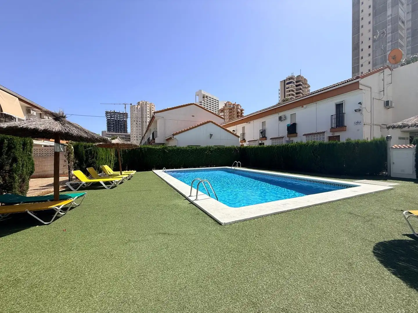 Piscina de Apartament en venda en Benidorm amb Jardí privat, Terrassa i Moblat