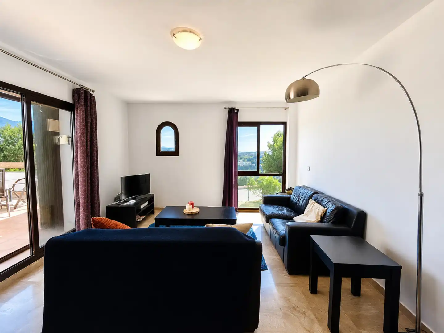 Sala d'estar de Apartament en venda en Casares amb Aire condicionat, Terrassa i Piscina