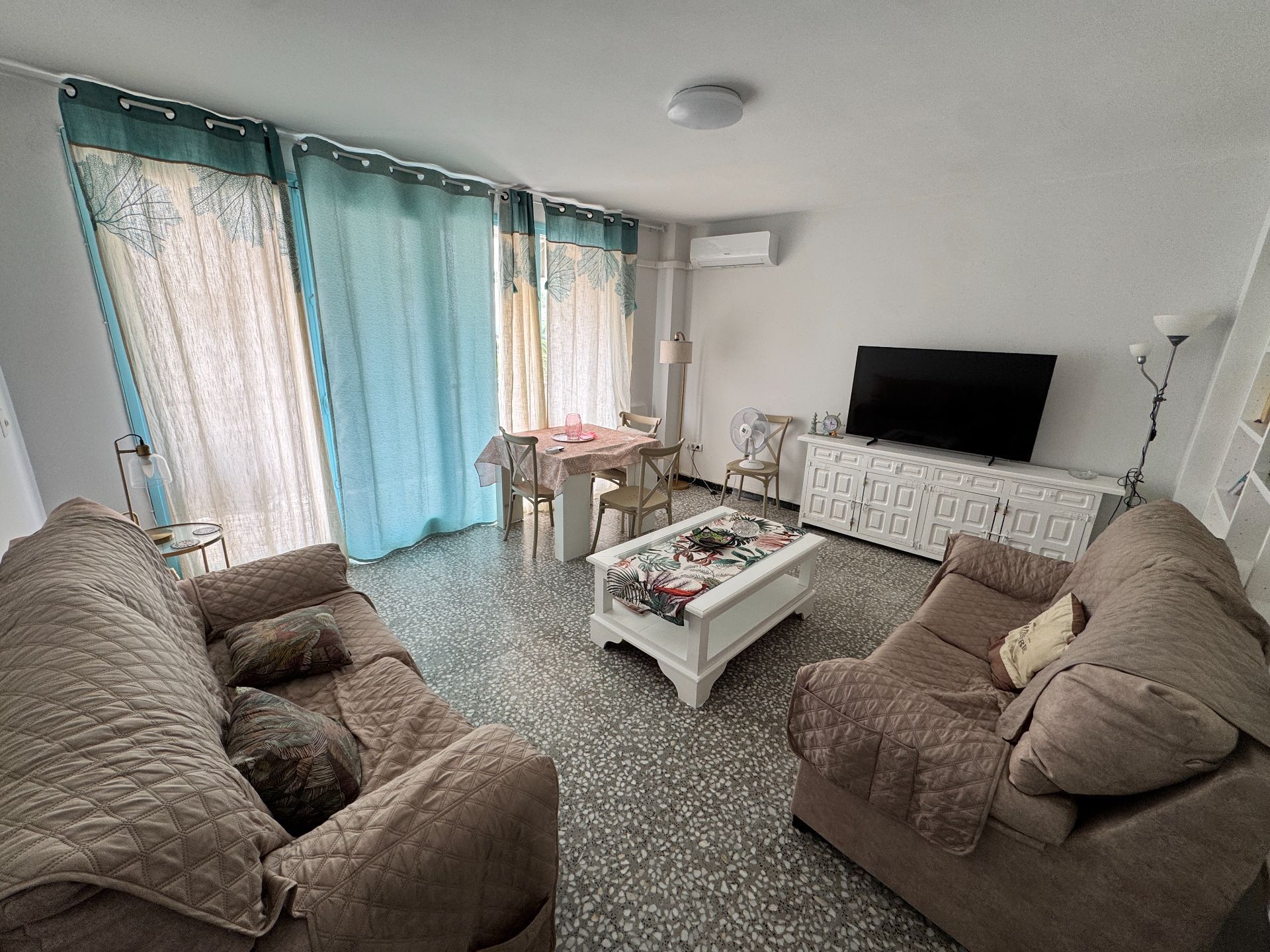Sala d'estar de Apartament de lloguer en Benidorm amb Aire condicionat, Terrassa i Moblat