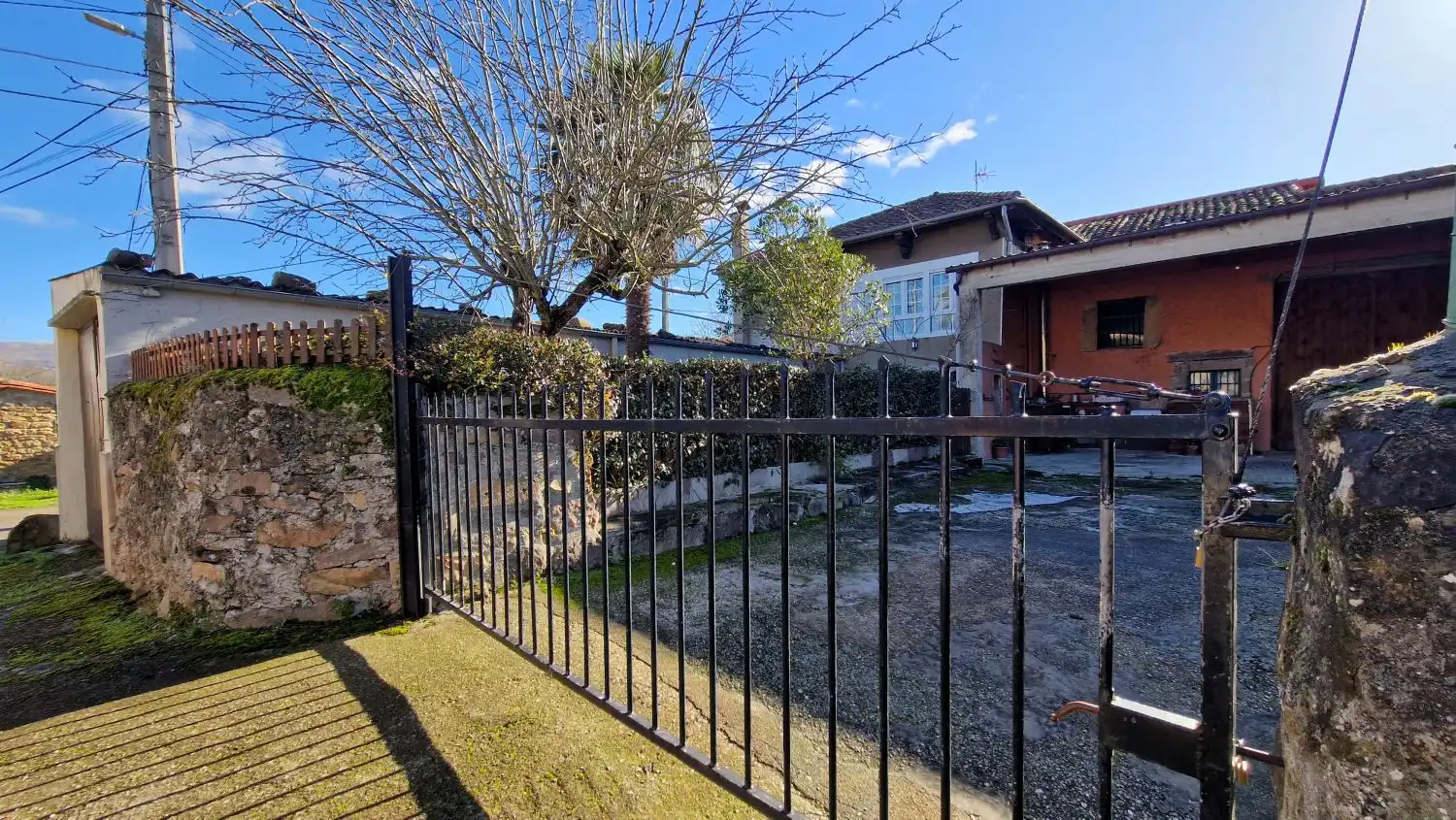 Vista exterior de Casa o xalet en venda en Molledo amb Calefacció, Terrassa i Traster