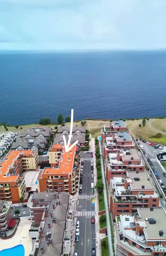 Vista exterior de Pis en venda en Castro-Urdiales amb Piscina