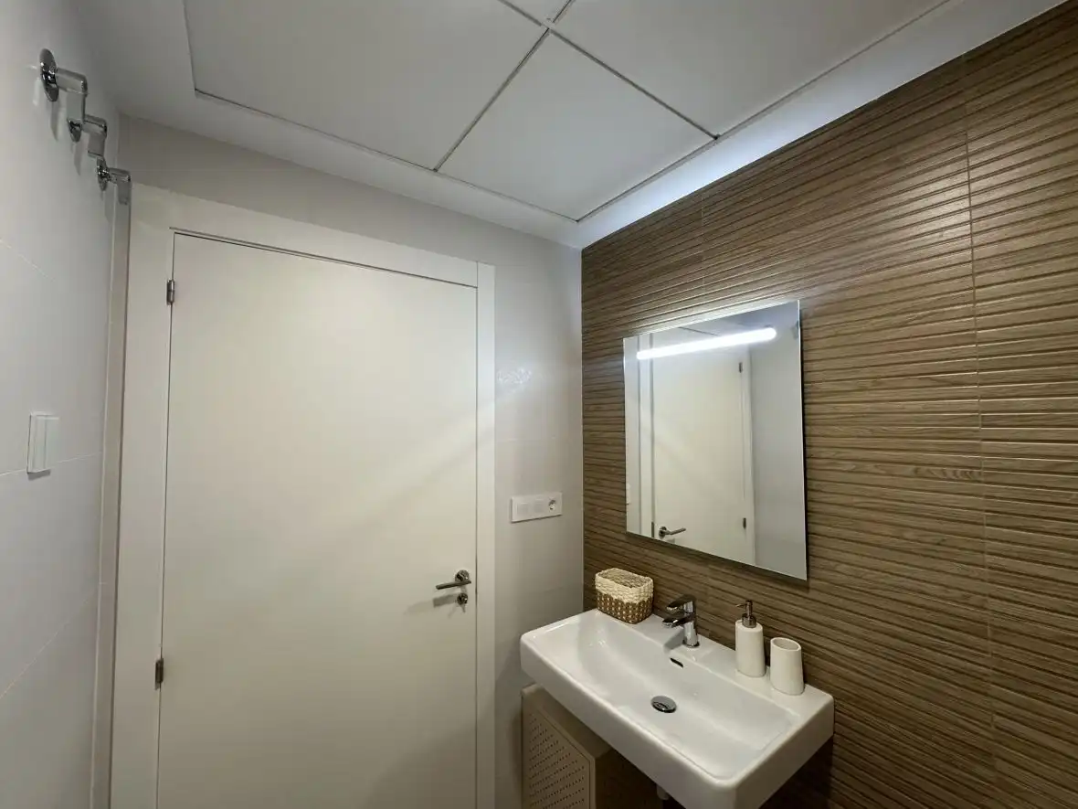 Badezimmer von Wohnungen zum Verkauf in Santa Pola mit Klimaanlage, Abstellraum und Schwimmbad