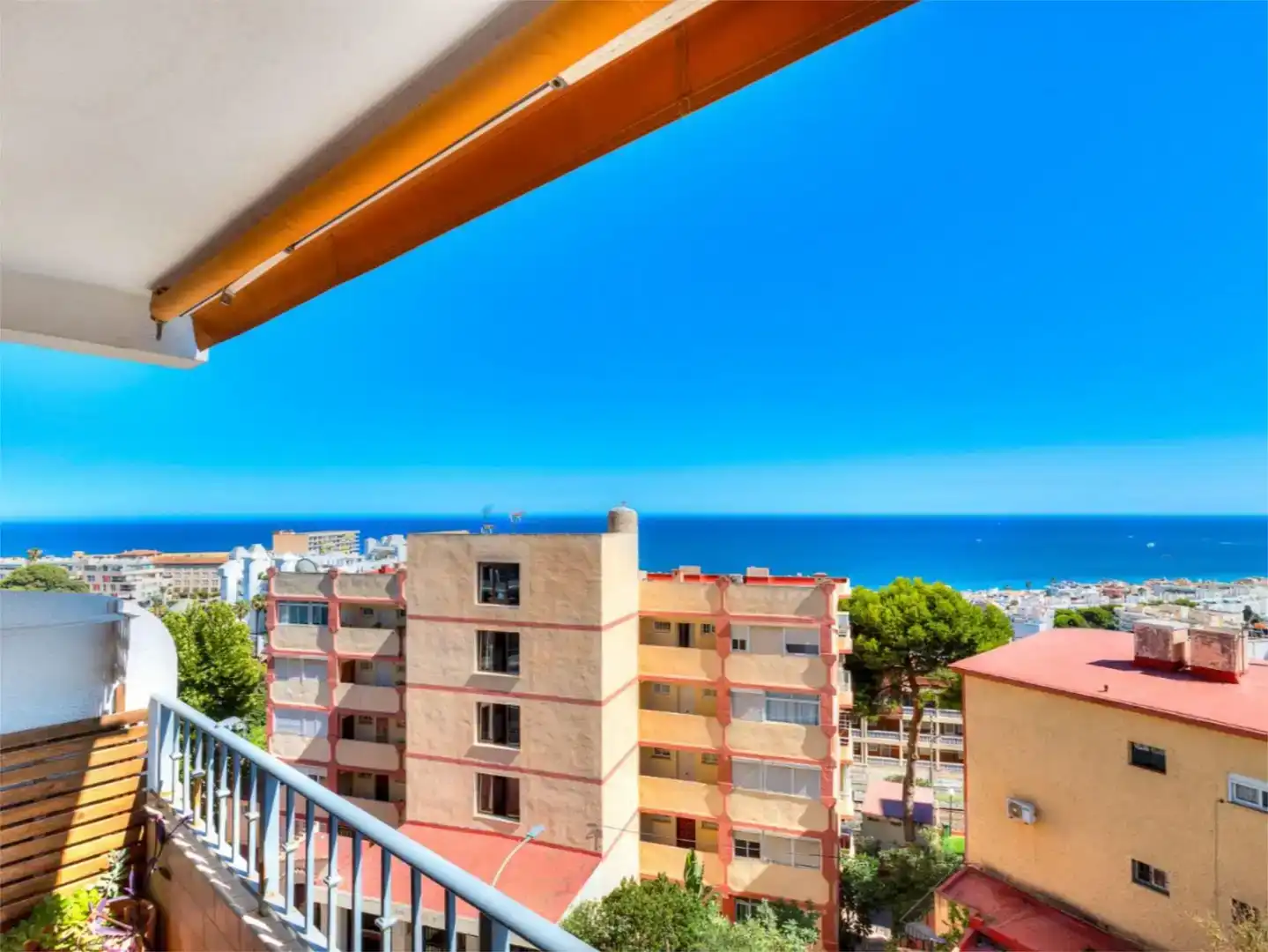 Vista exterior de Pis en venda en Torremolinos amb Aire condicionat, Piscina i Balcó