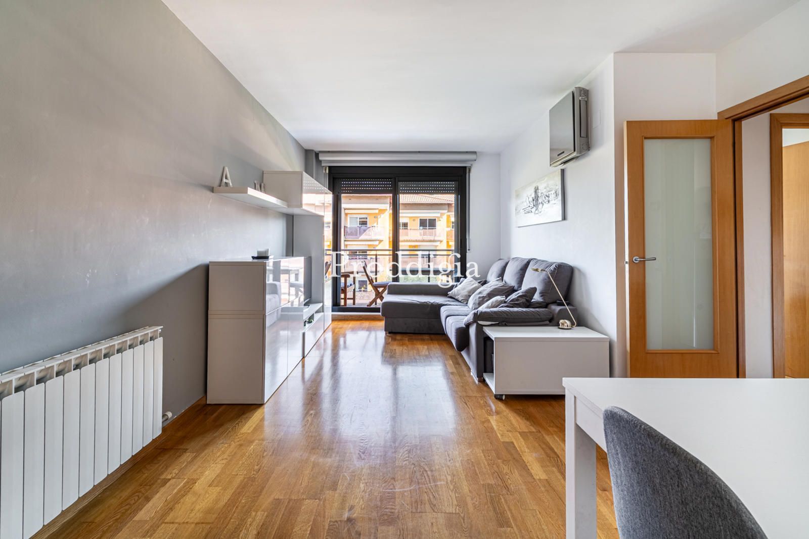 Living room of Flat for sale in Sant Cugat del Vallès  with Air Conditioner, Terrace and Swimming Pool