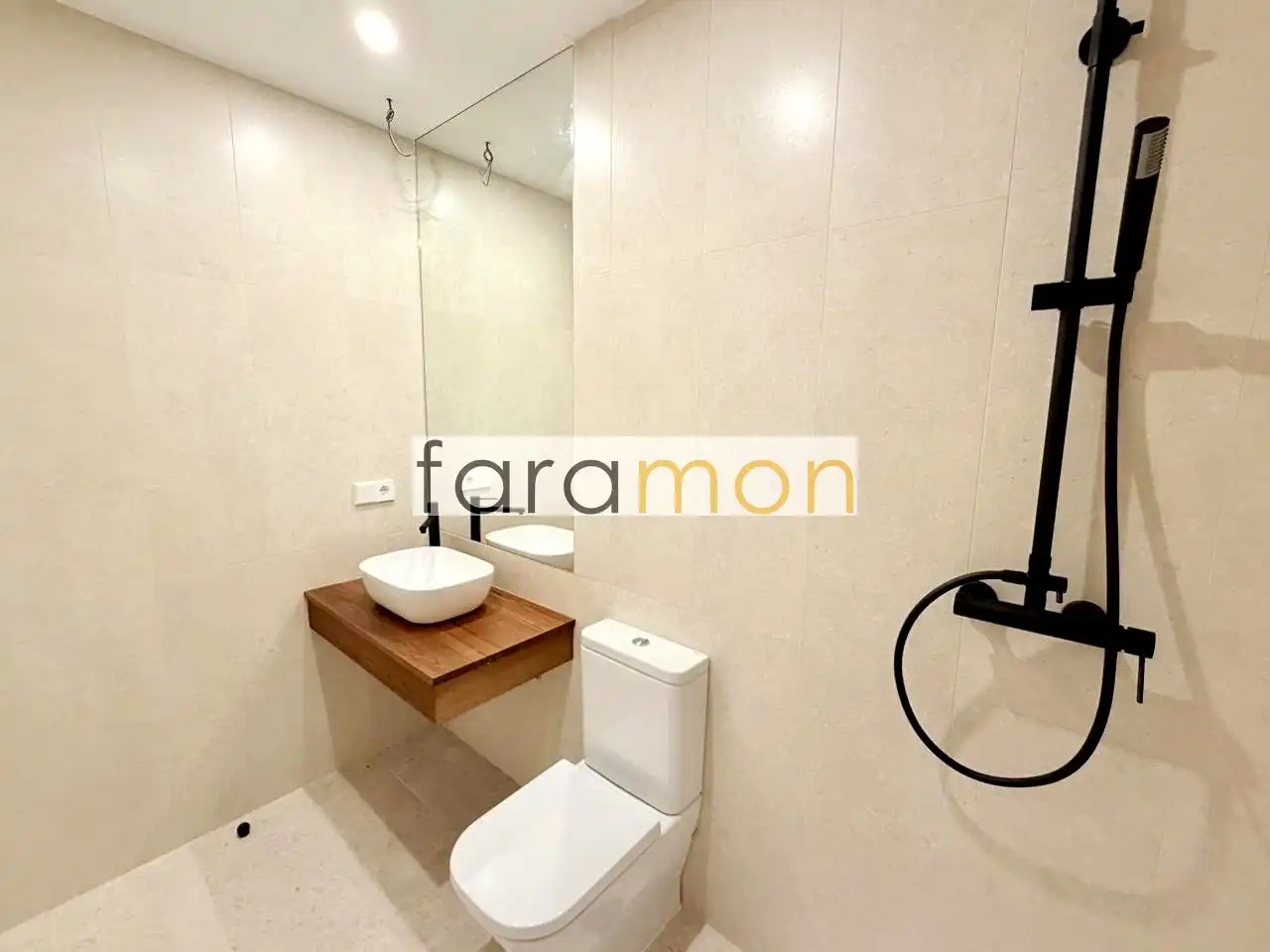 Badezimmer von Wohnung zum Verkauf in Vigo  mit Heizung, Terrasse und Abstellraum