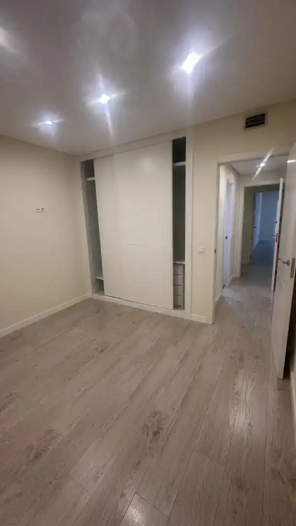 Schlafzimmer von Wohnungen zur Miete in  Madrid Capital mit Klimaanlage, Schwimmbad und Balkon