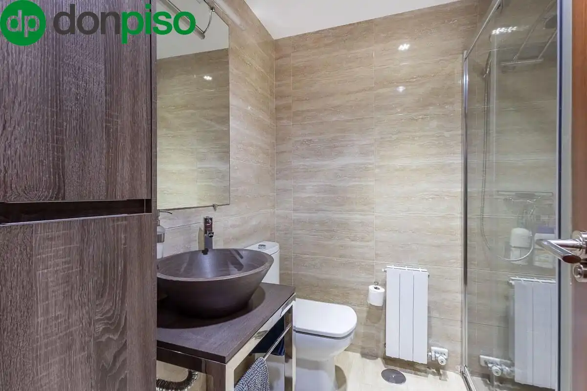 Bathroom of Flat for sale in Granada  with Air Conditioner, Terrace and Community pool