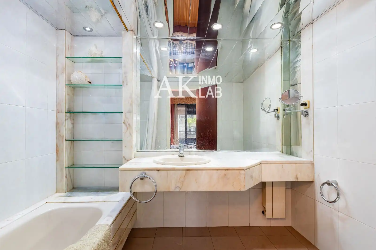 Bathroom of Flat for sale in Barcelona  with Air Conditioner, Heating and Terrace